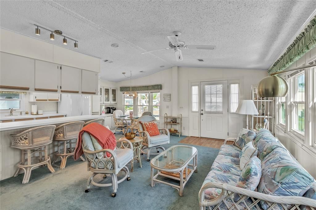 For Sale: $168,000 (2 beds, 1 baths, 726 Square Feet)