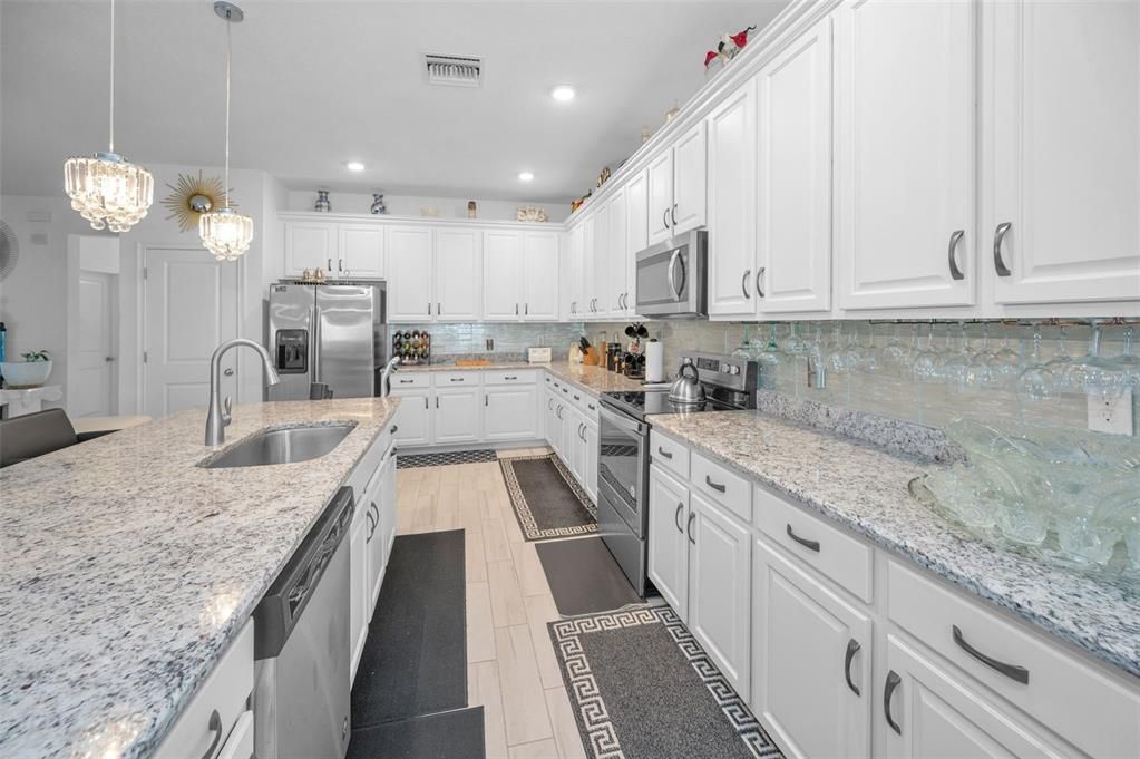 待售: $370,000 (4 贝兹, 2 浴室, 1968 平方英尺)