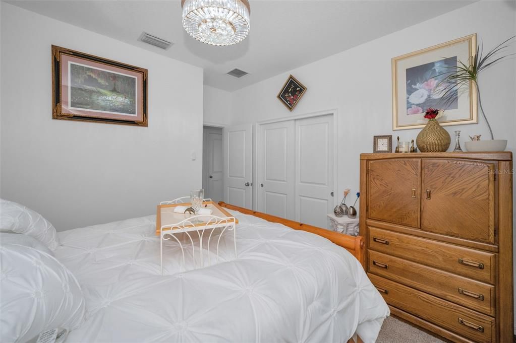 待售: $370,000 (4 贝兹, 2 浴室, 1968 平方英尺)