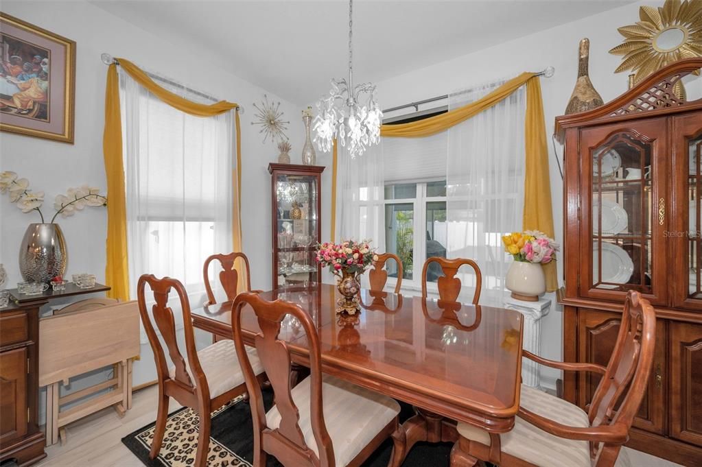 待售: $370,000 (4 贝兹, 2 浴室, 1968 平方英尺)