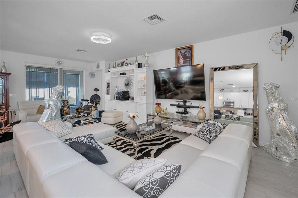 待售: $370,000 (4 贝兹, 2 浴室, 1968 平方英尺)