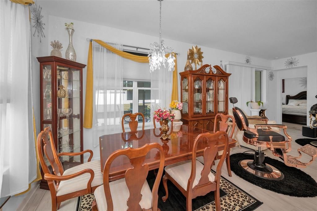 待售: $370,000 (4 贝兹, 2 浴室, 1968 平方英尺)