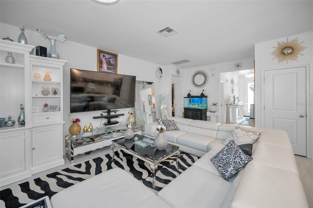 待售: $370,000 (4 贝兹, 2 浴室, 1968 平方英尺)