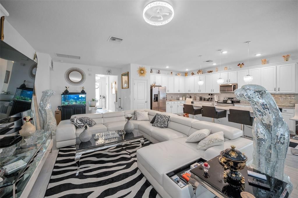 待售: $370,000 (4 贝兹, 2 浴室, 1968 平方英尺)