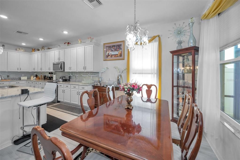 待售: $370,000 (4 贝兹, 2 浴室, 1968 平方英尺)