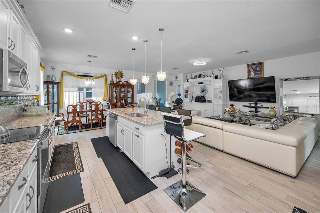 待售: $370,000 (4 贝兹, 2 浴室, 1968 平方英尺)