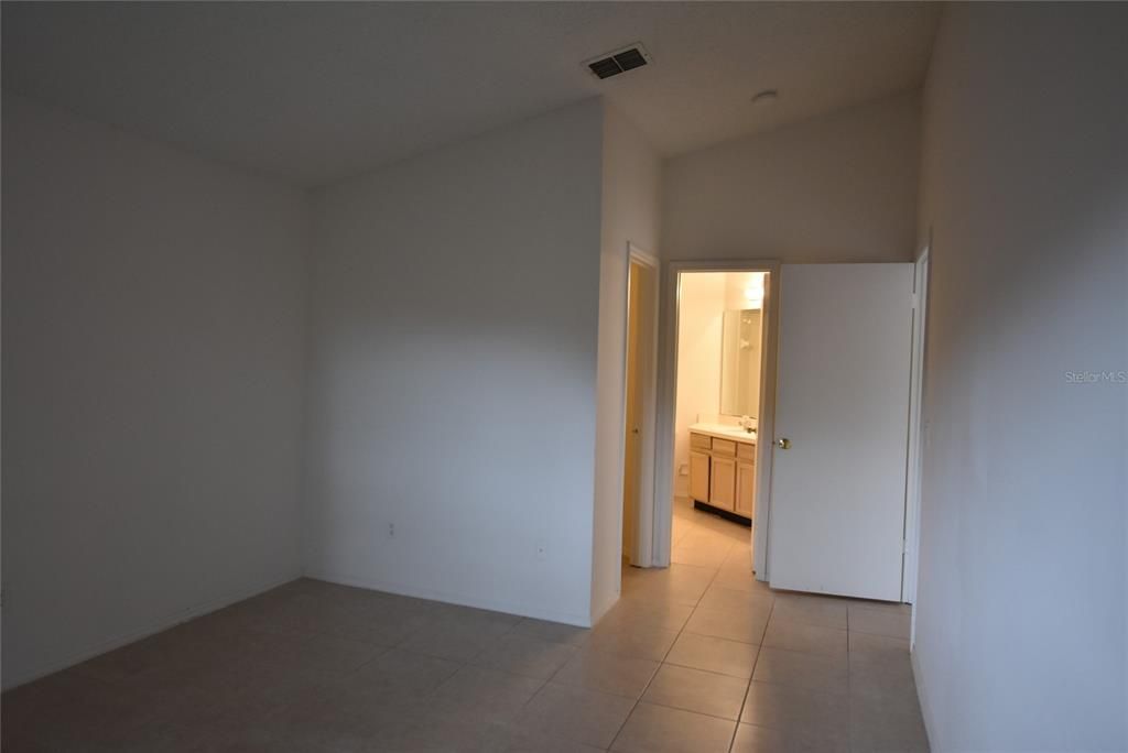 出租: $2,100 (3 贝兹, 2 浴室, 1392 平方英尺)