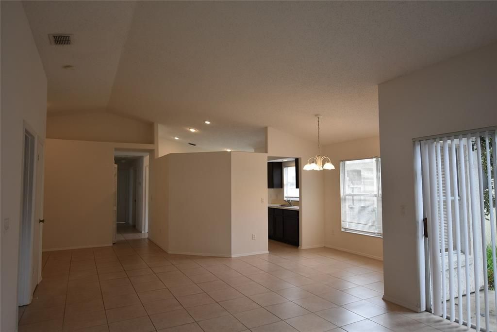 出租: $2,100 (3 贝兹, 2 浴室, 1392 平方英尺)