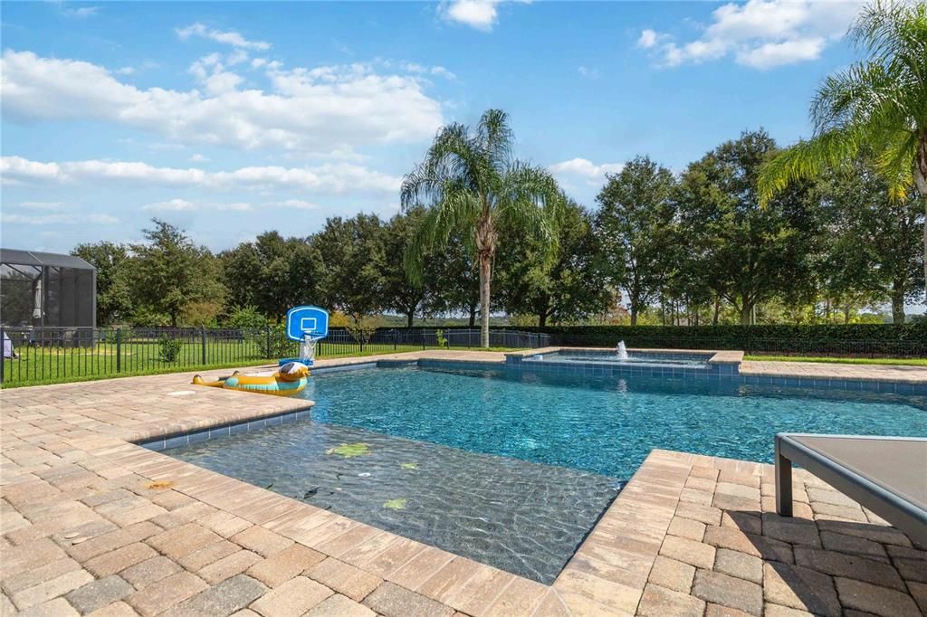 合同活跃: $572,500 (6 贝兹, 3 浴室, 2800 平方英尺)