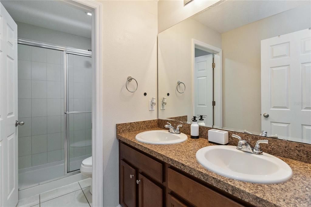 合同活跃: $572,500 (6 贝兹, 3 浴室, 2800 平方英尺)