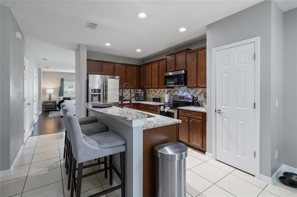 合同活跃: $572,500 (6 贝兹, 3 浴室, 2800 平方英尺)