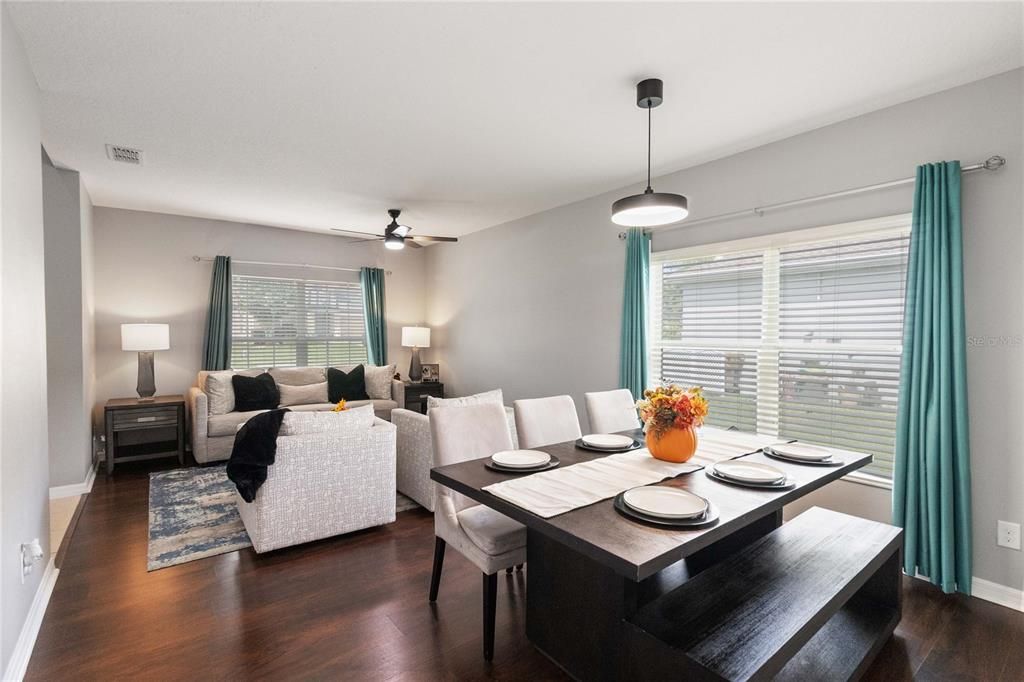 合同活跃: $572,500 (6 贝兹, 3 浴室, 2800 平方英尺)