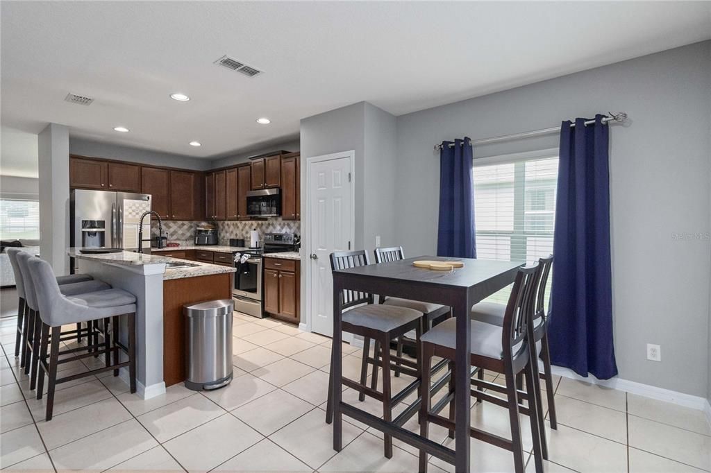 合同活跃: $572,500 (6 贝兹, 3 浴室, 2800 平方英尺)