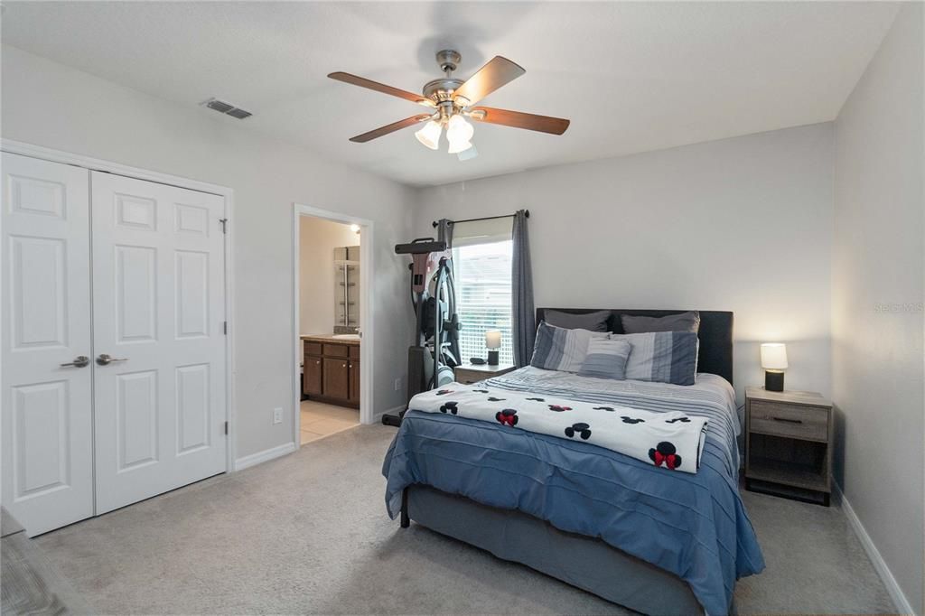 合同活跃: $572,500 (6 贝兹, 3 浴室, 2800 平方英尺)