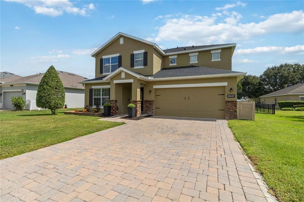 合同活跃: $572,500 (6 贝兹, 3 浴室, 2800 平方英尺)