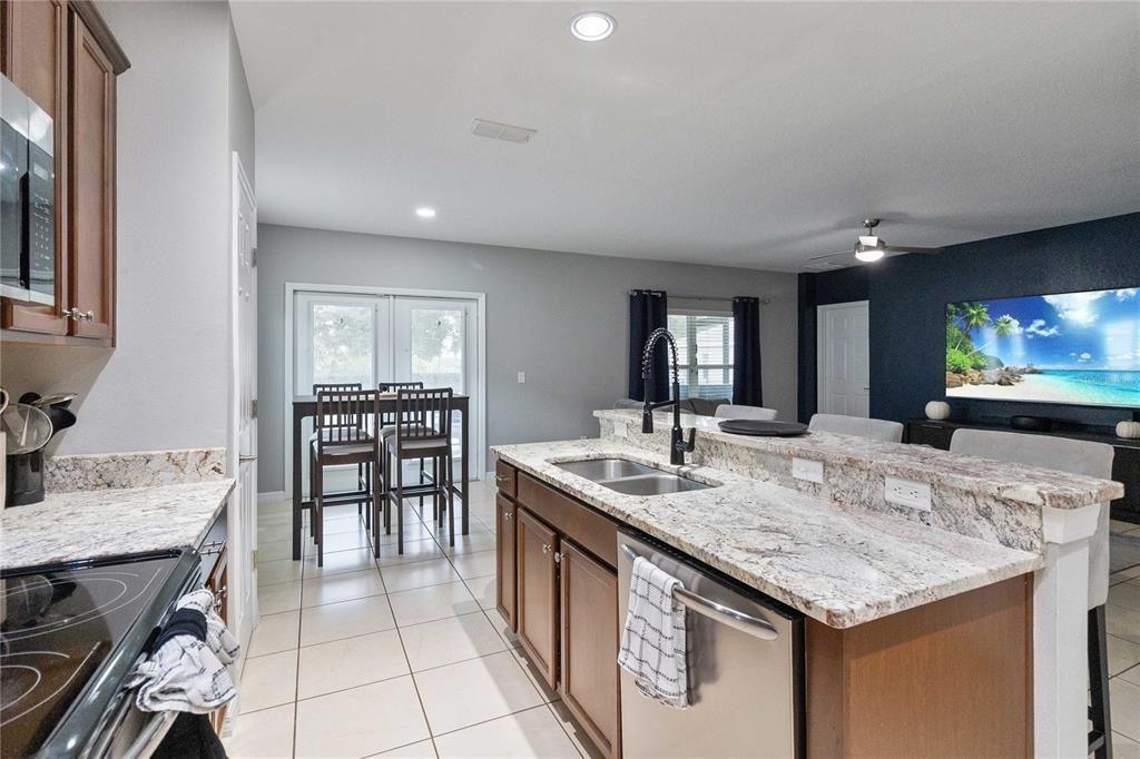 合同活跃: $572,500 (6 贝兹, 3 浴室, 2800 平方英尺)