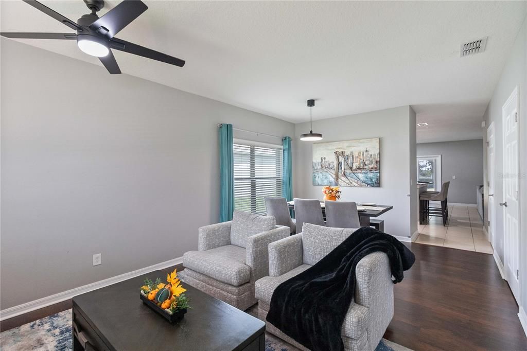 合同活跃: $572,500 (6 贝兹, 3 浴室, 2800 平方英尺)