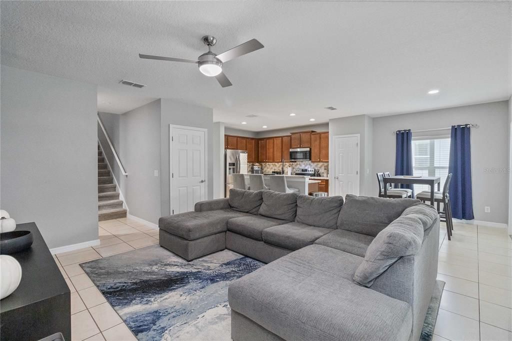 合同活跃: $572,500 (6 贝兹, 3 浴室, 2800 平方英尺)