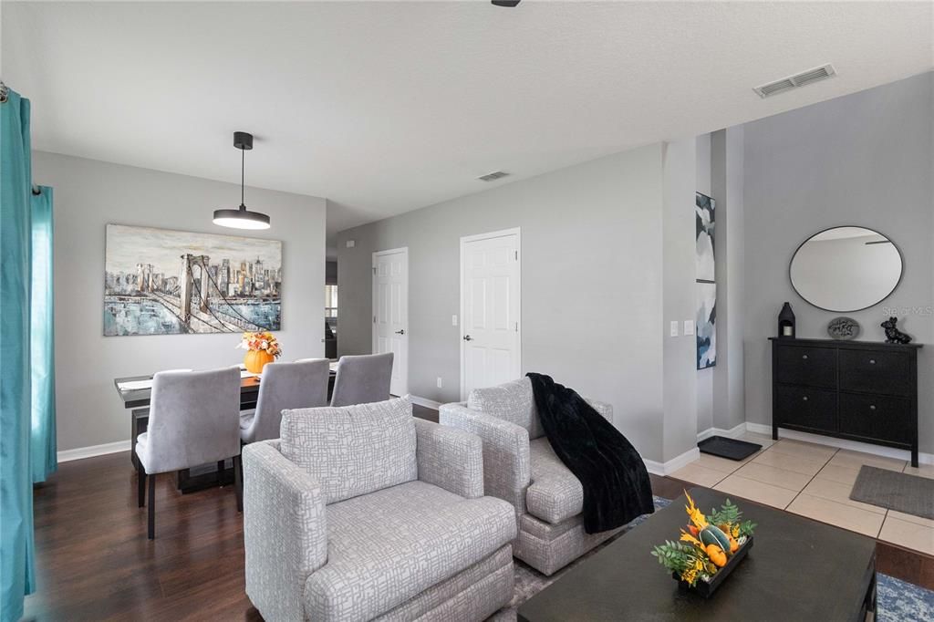 合同活跃: $572,500 (6 贝兹, 3 浴室, 2800 平方英尺)