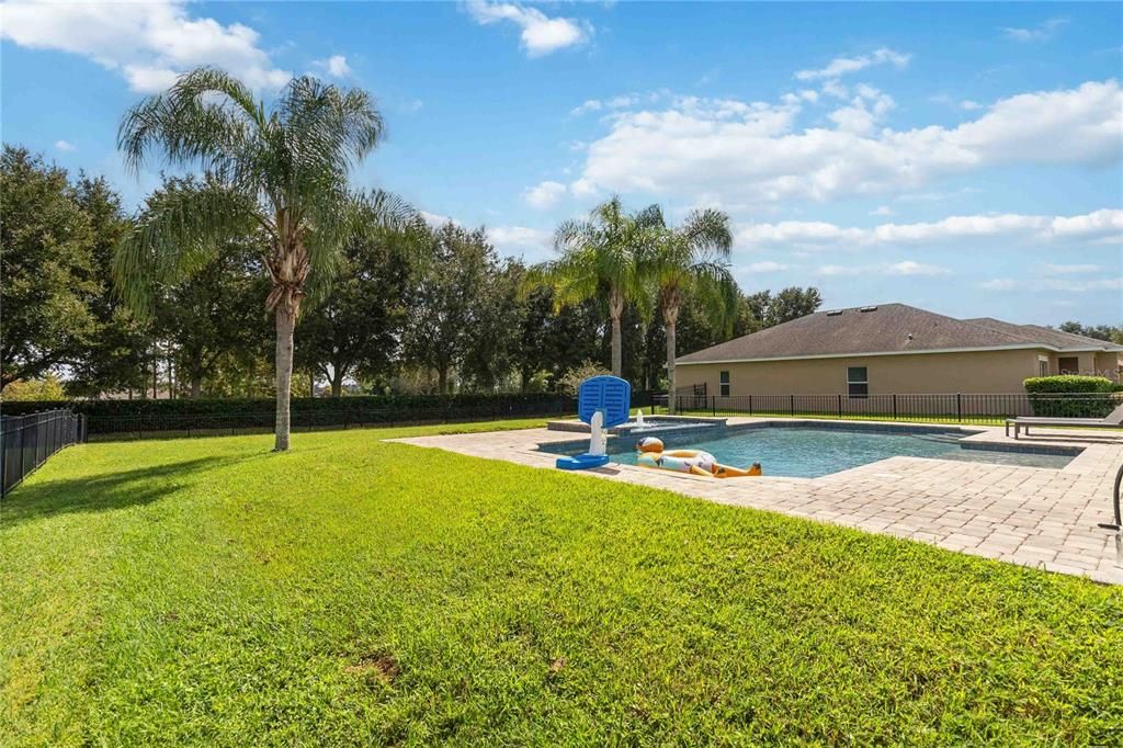 合同活跃: $572,500 (6 贝兹, 3 浴室, 2800 平方英尺)