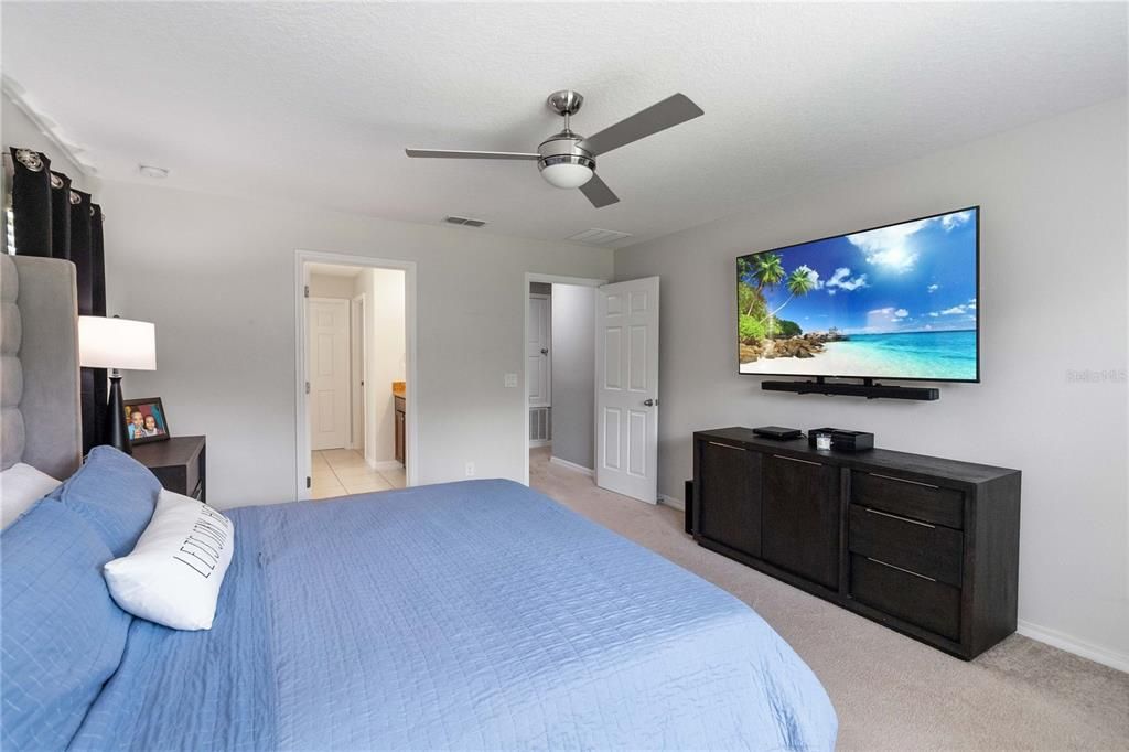 合同活跃: $572,500 (6 贝兹, 3 浴室, 2800 平方英尺)