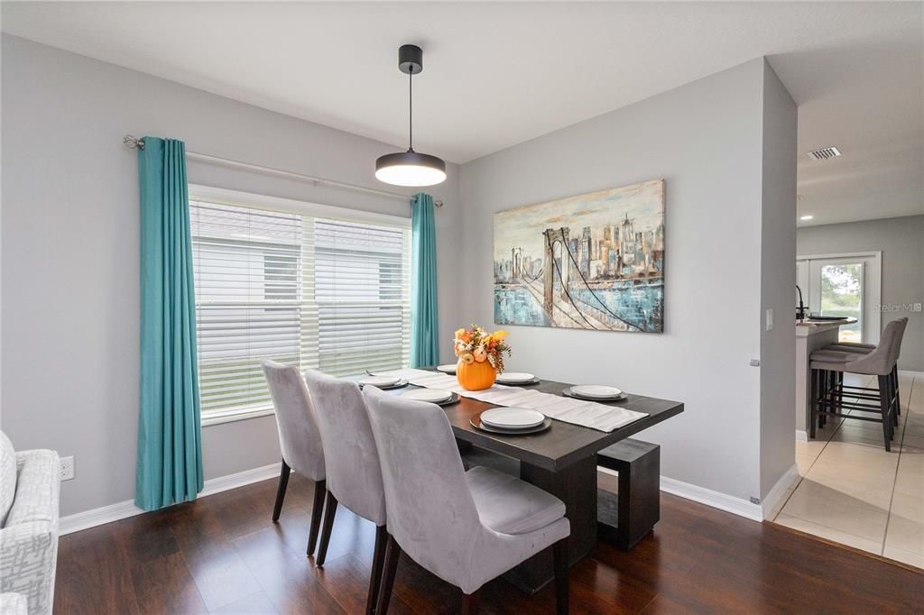 合同活跃: $572,500 (6 贝兹, 3 浴室, 2800 平方英尺)