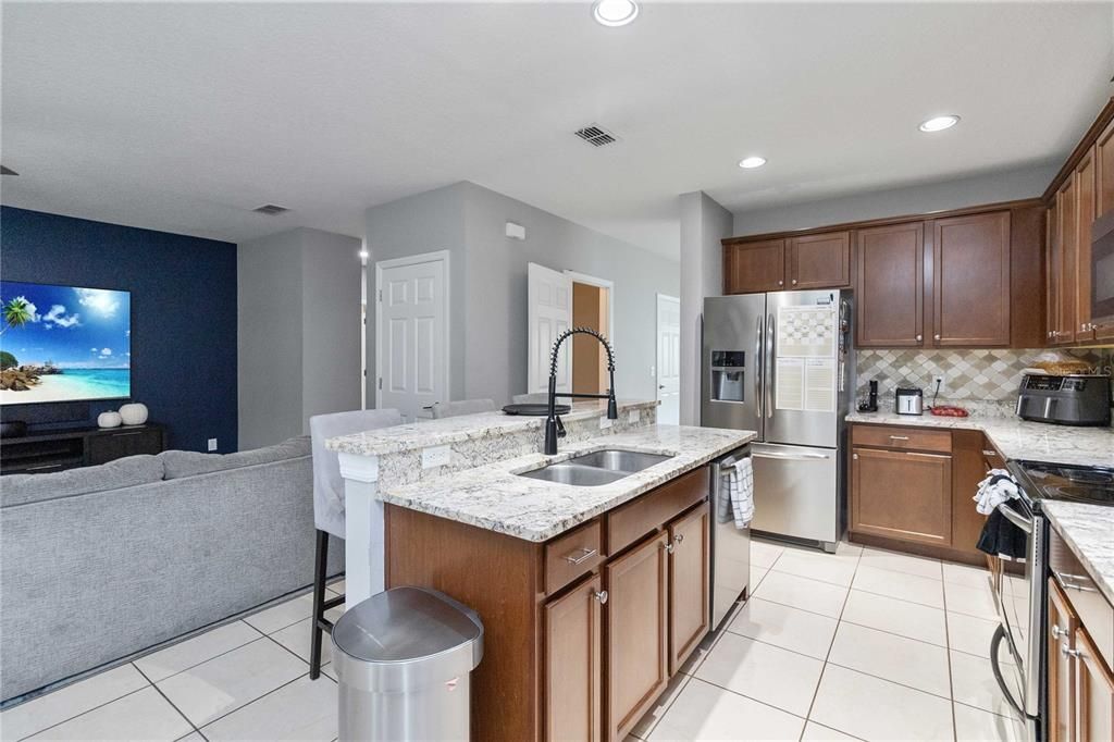 合同活跃: $572,500 (6 贝兹, 3 浴室, 2800 平方英尺)