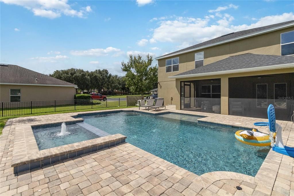 合同活跃: $572,500 (6 贝兹, 3 浴室, 2800 平方英尺)