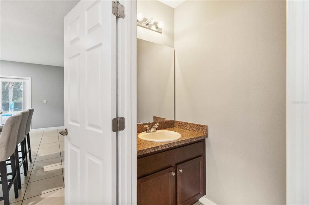 合同活跃: $572,500 (6 贝兹, 3 浴室, 2800 平方英尺)