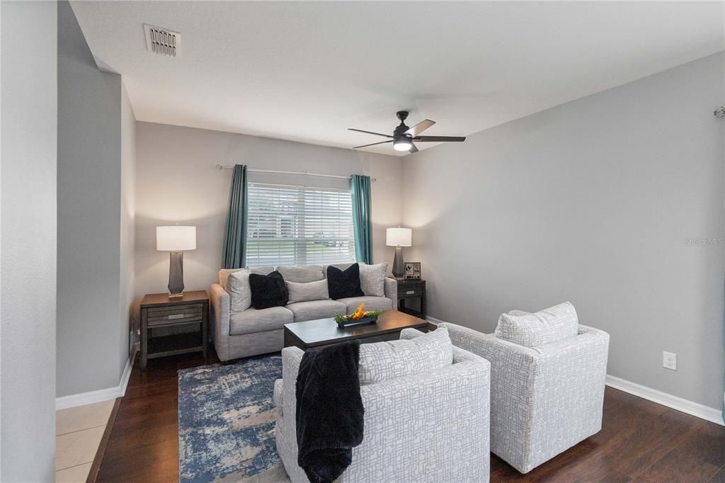 合同活跃: $572,500 (6 贝兹, 3 浴室, 2800 平方英尺)