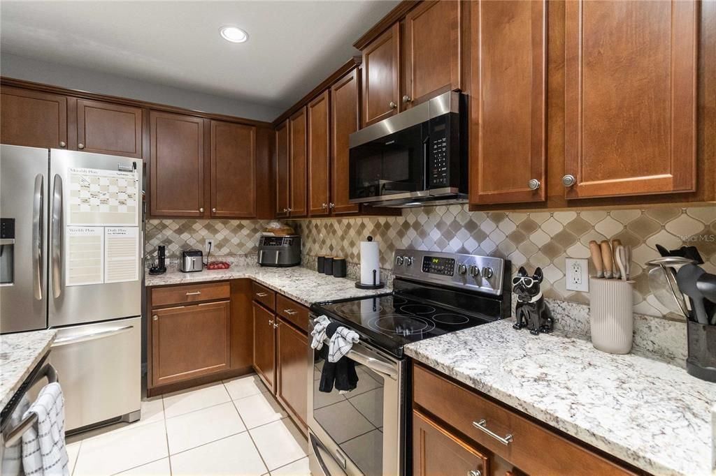 合同活跃: $572,500 (6 贝兹, 3 浴室, 2800 平方英尺)