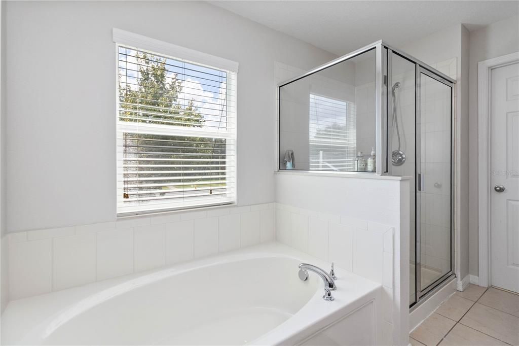 合同活跃: $572,500 (6 贝兹, 3 浴室, 2800 平方英尺)