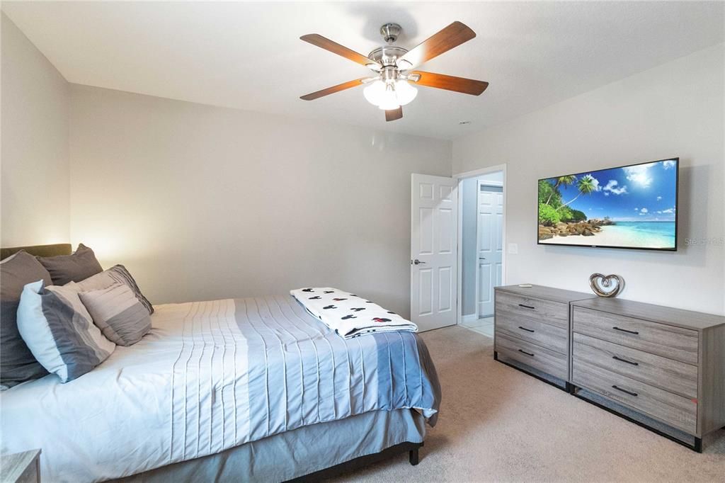 合同活跃: $572,500 (6 贝兹, 3 浴室, 2800 平方英尺)