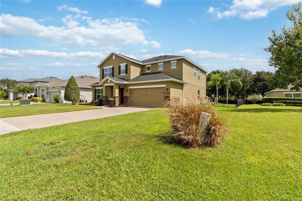 合同活跃: $572,500 (6 贝兹, 3 浴室, 2800 平方英尺)