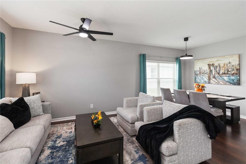 合同活跃: $572,500 (6 贝兹, 3 浴室, 2800 平方英尺)