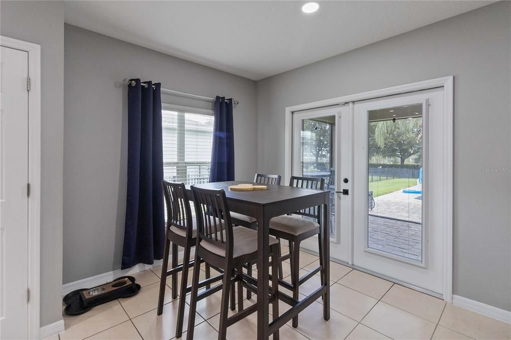 合同活跃: $572,500 (6 贝兹, 3 浴室, 2800 平方英尺)