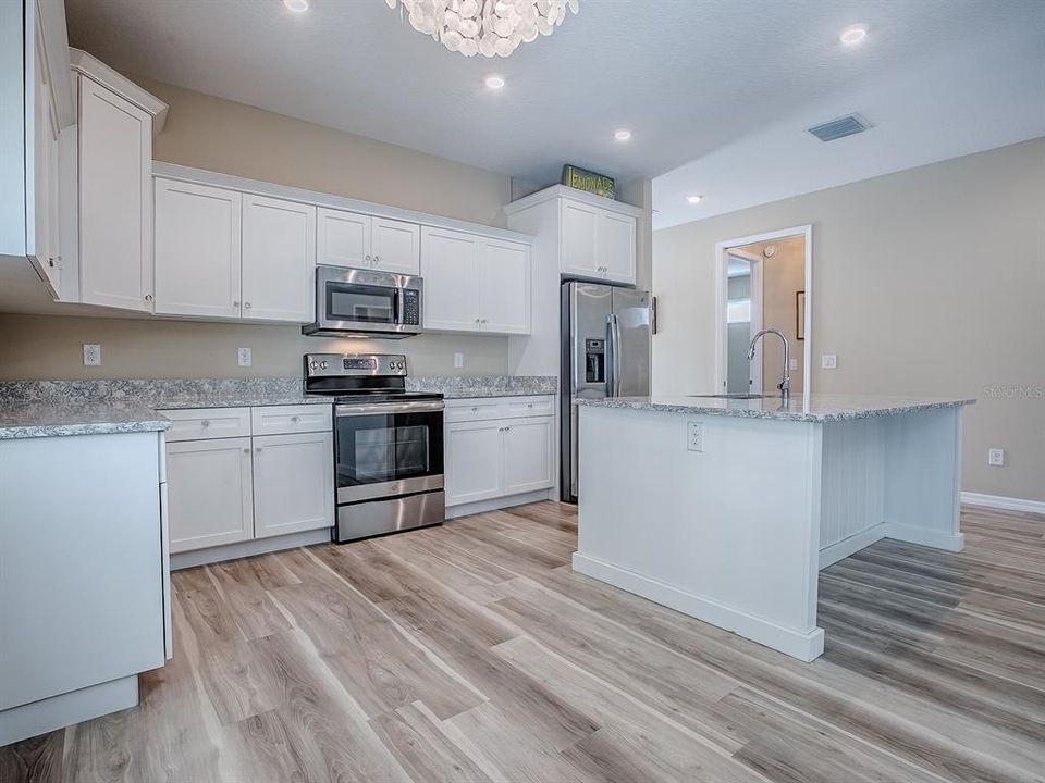 合同活跃: $340,000 (3 贝兹, 2 浴室, 1616 平方英尺)