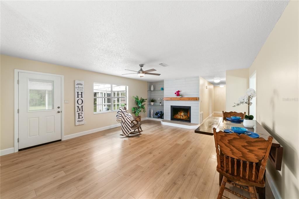 En Venta: $429,900 (3 camas, 2 baños, 1956 Pies cuadrados)