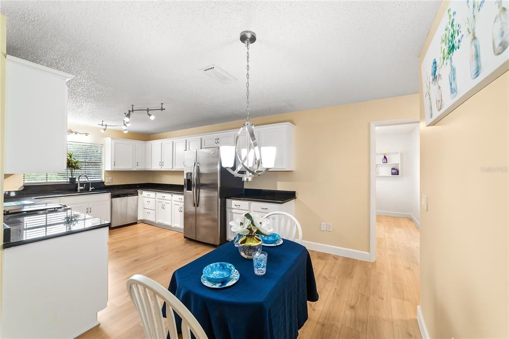 En Venta: $429,900 (3 camas, 2 baños, 1956 Pies cuadrados)