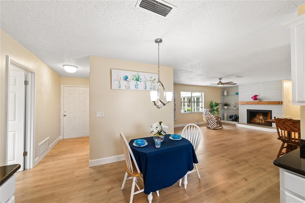 En Venta: $429,900 (3 camas, 2 baños, 1956 Pies cuadrados)