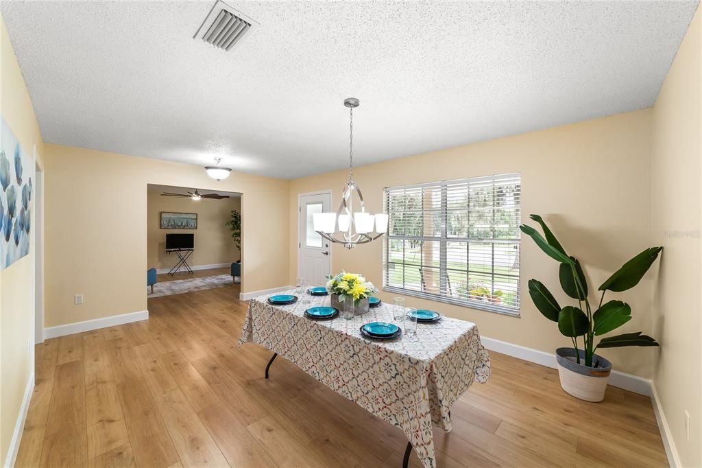 En Venta: $429,900 (3 camas, 2 baños, 1956 Pies cuadrados)