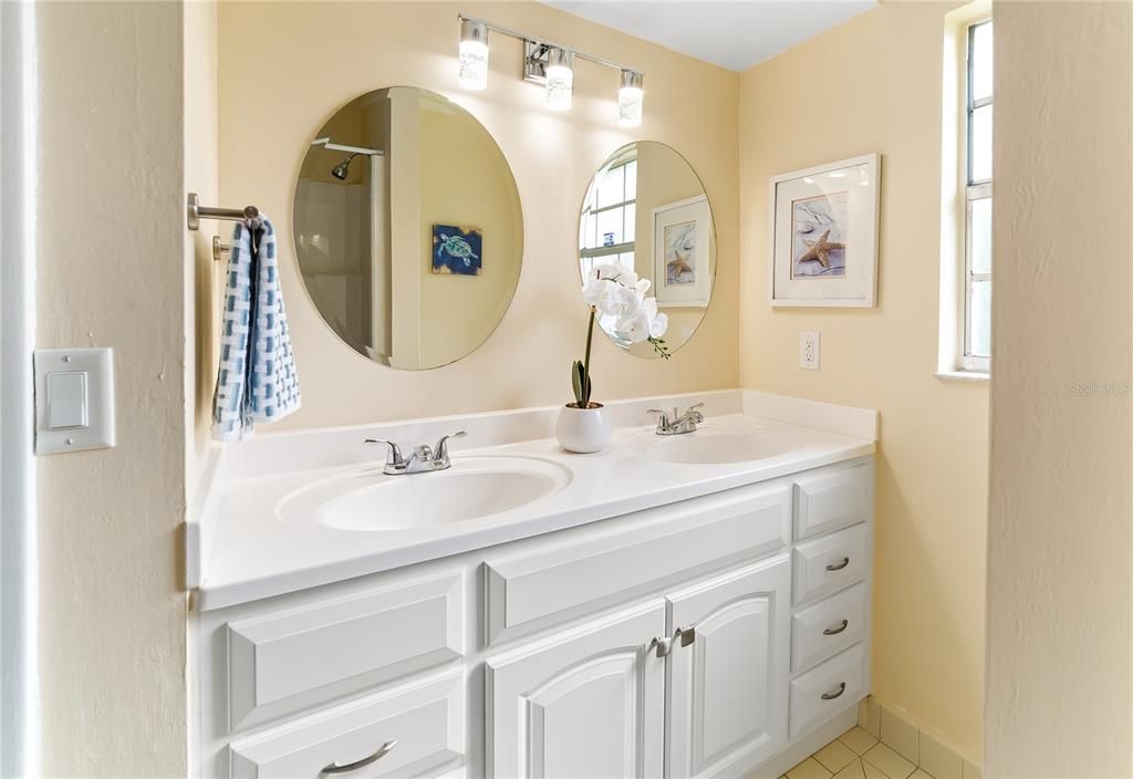 En Venta: $429,900 (3 camas, 2 baños, 1956 Pies cuadrados)