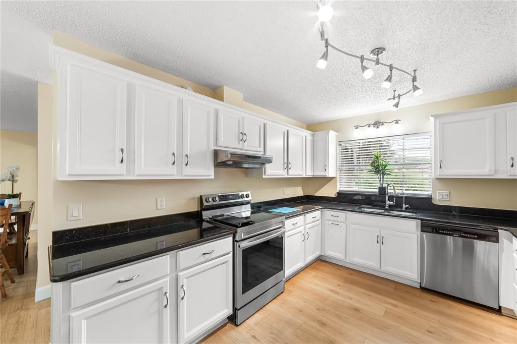 En Venta: $429,900 (3 camas, 2 baños, 1956 Pies cuadrados)