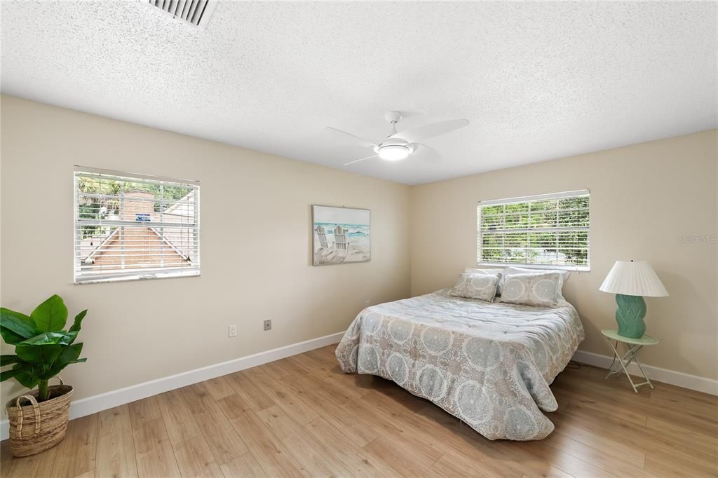 En Venta: $429,900 (3 camas, 2 baños, 1956 Pies cuadrados)