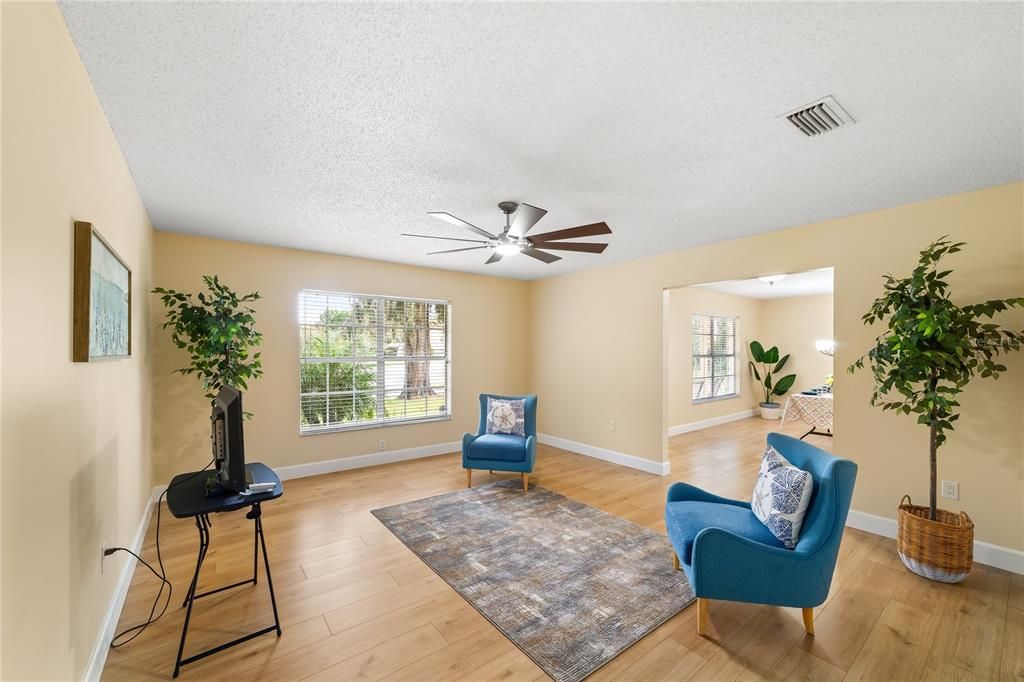 En Venta: $429,900 (3 camas, 2 baños, 1956 Pies cuadrados)