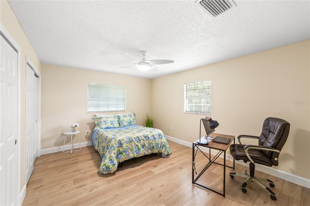 En Venta: $429,900 (3 camas, 2 baños, 1956 Pies cuadrados)