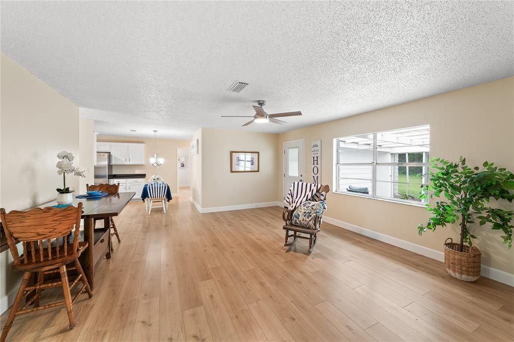 En Venta: $429,900 (3 camas, 2 baños, 1956 Pies cuadrados)