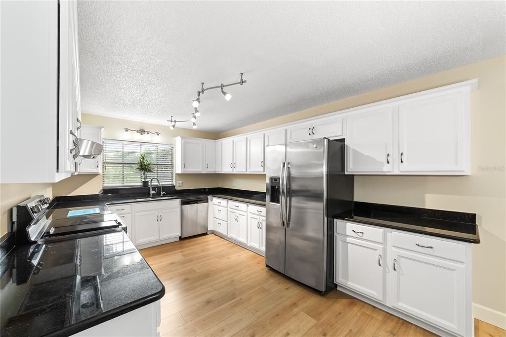 En Venta: $429,900 (3 camas, 2 baños, 1956 Pies cuadrados)