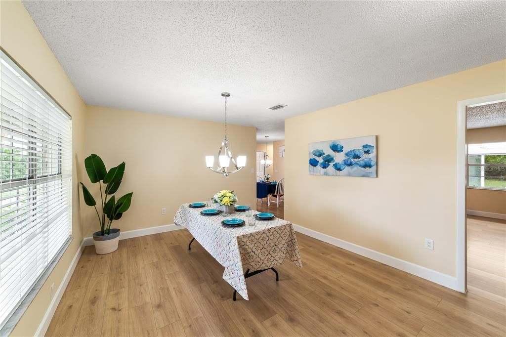 En Venta: $429,900 (3 camas, 2 baños, 1956 Pies cuadrados)