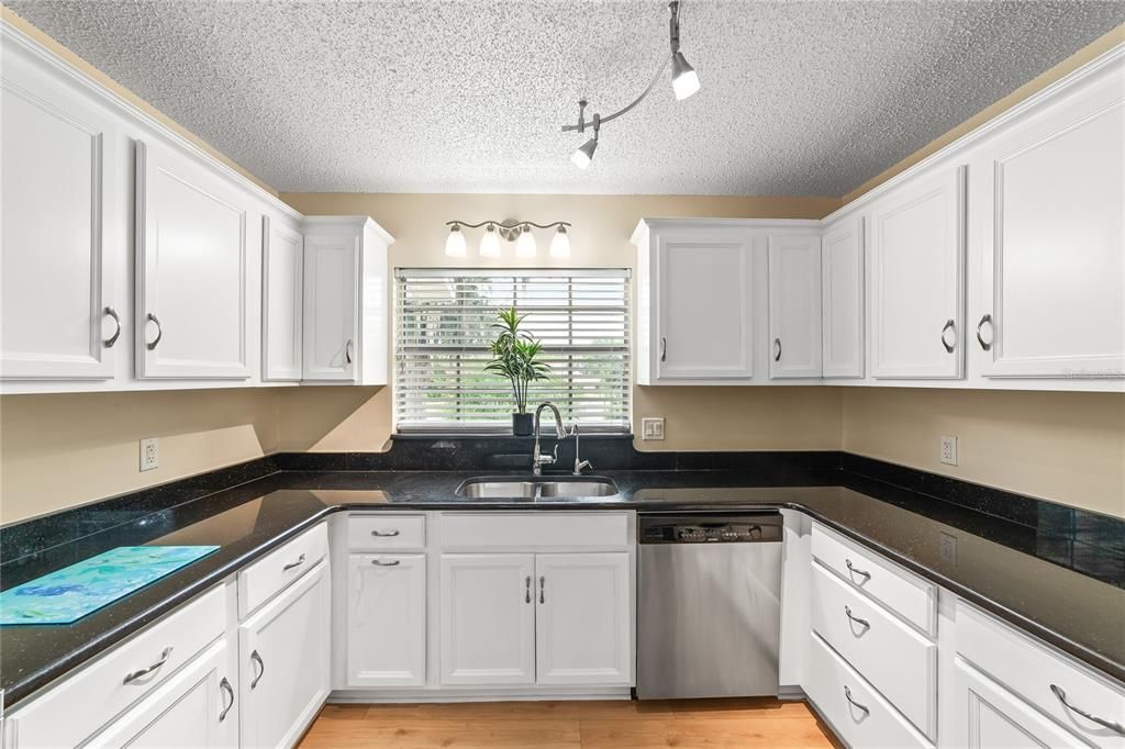 En Venta: $429,900 (3 camas, 2 baños, 1956 Pies cuadrados)